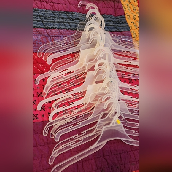 Lot of 19 clear plastic hangers - Picture 2 of 3